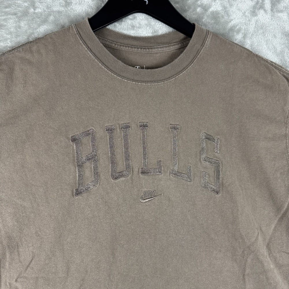 Nike NBA Chicago Bulls Loose Fit Center Swoosh Brown T-Shirt Mens Large